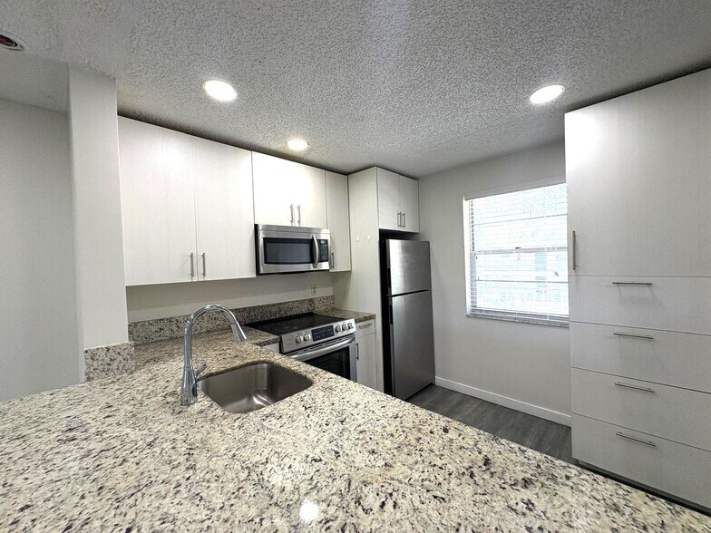 Building Photo - 8820 Royal Palm Blvd