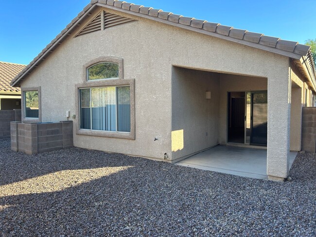 Building Photo - Spacious 4-bedroom, 2-bathroom single stor...