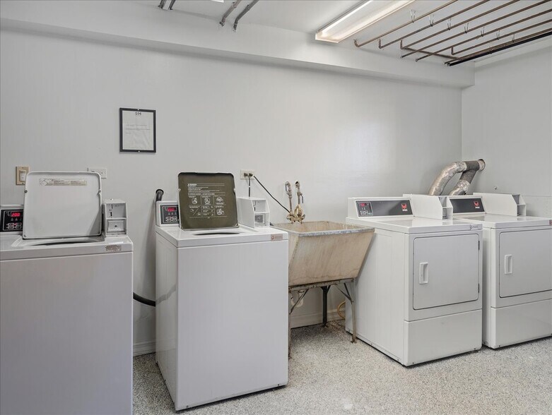 Building Photo - 122 W Washington St