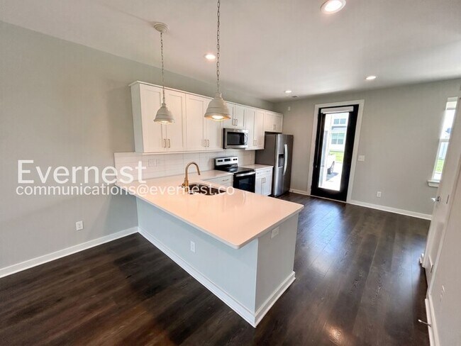 Building Photo - 2-Bed/2.5Bath Town Home/Pet Friendly/Available Soon!