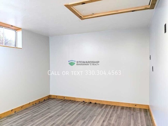 Building Photo - 139 Canal St W