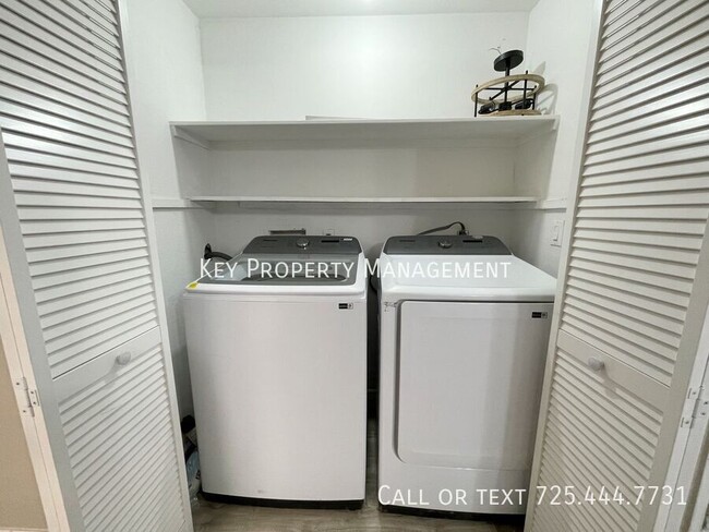 Building Photo - MODERN 2 BED, 1.5 BATH TOWNHOME LOCATED IN...