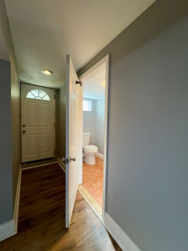 Building Photo - Spacious 4-Bedroom Townhome with Modern Am...