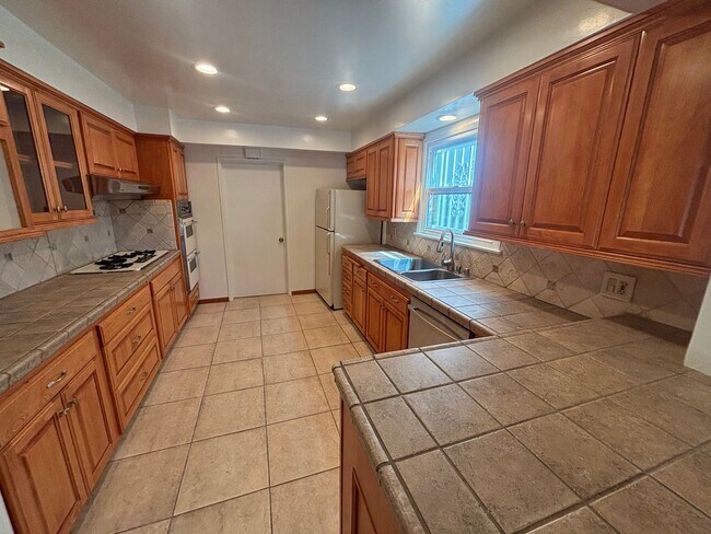 Building Photo - Single-Story 3-Bedroom Home with Covered P...