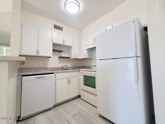 Building Photo - 506 E Southern Ave