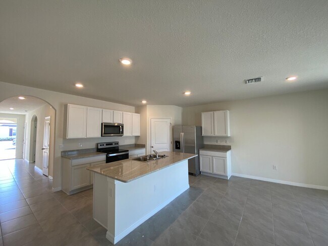 Building Photo - Lake Diamond-North - 4/2/2 *Available Now*...