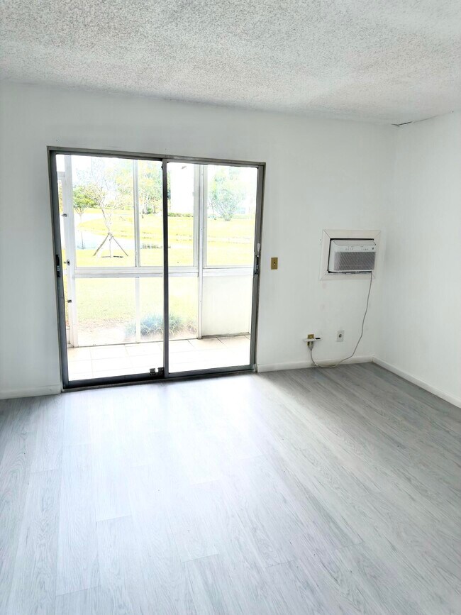 Building Photo - 319 Newport V