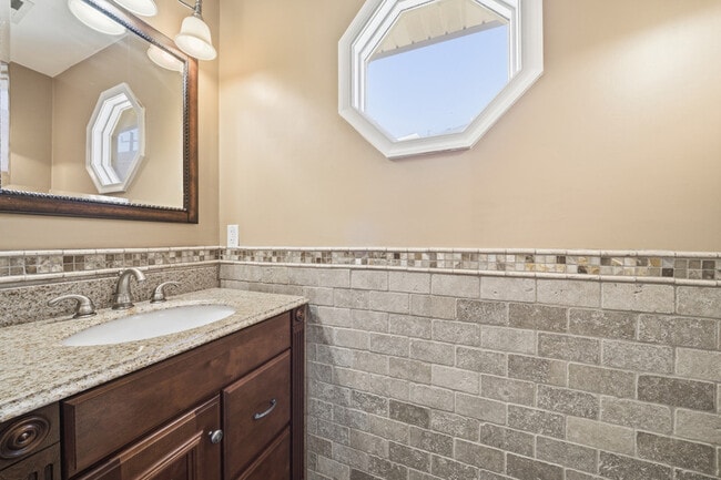 Building Photo - 824 W Ocean View Ave