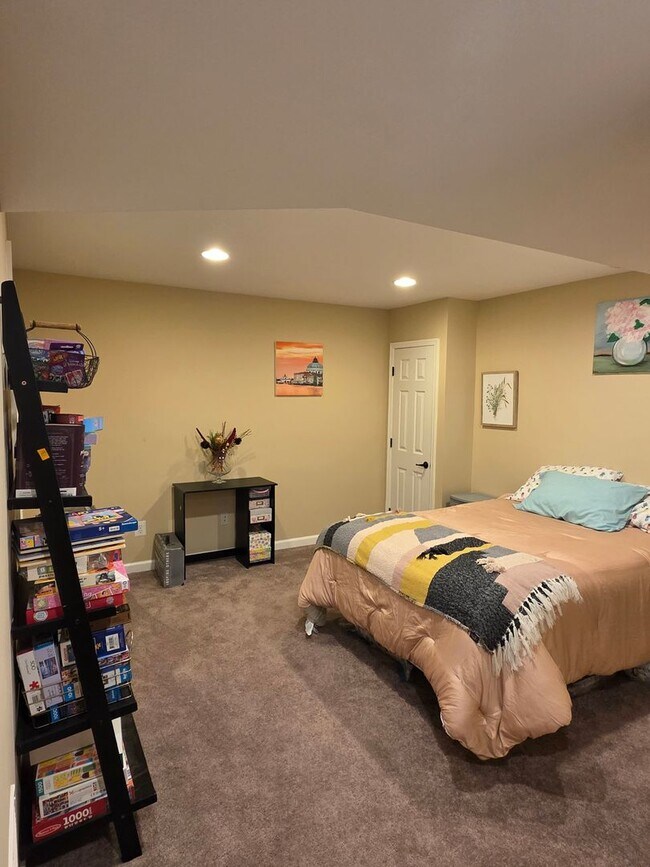Building Photo - Spacious Single Family Home in Edgewood