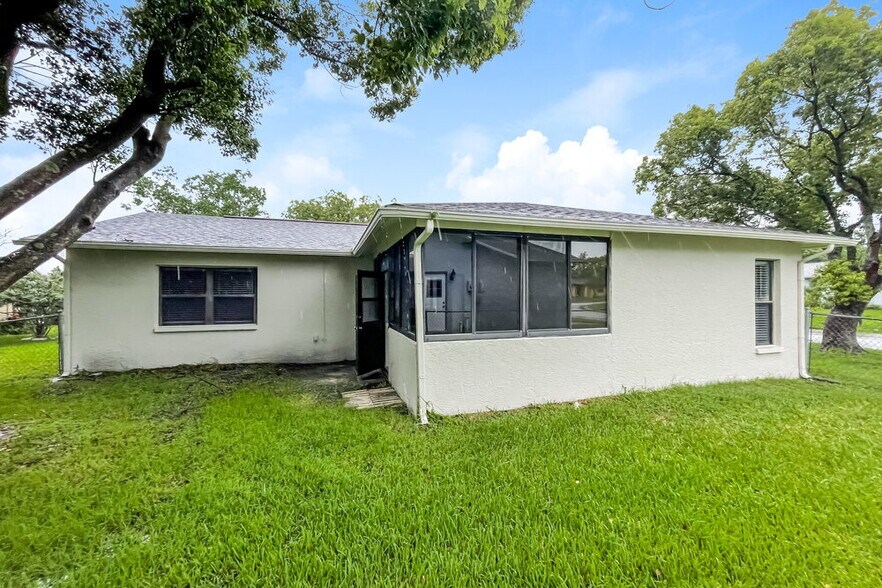 Building Photo - 9136 Lometa Ln