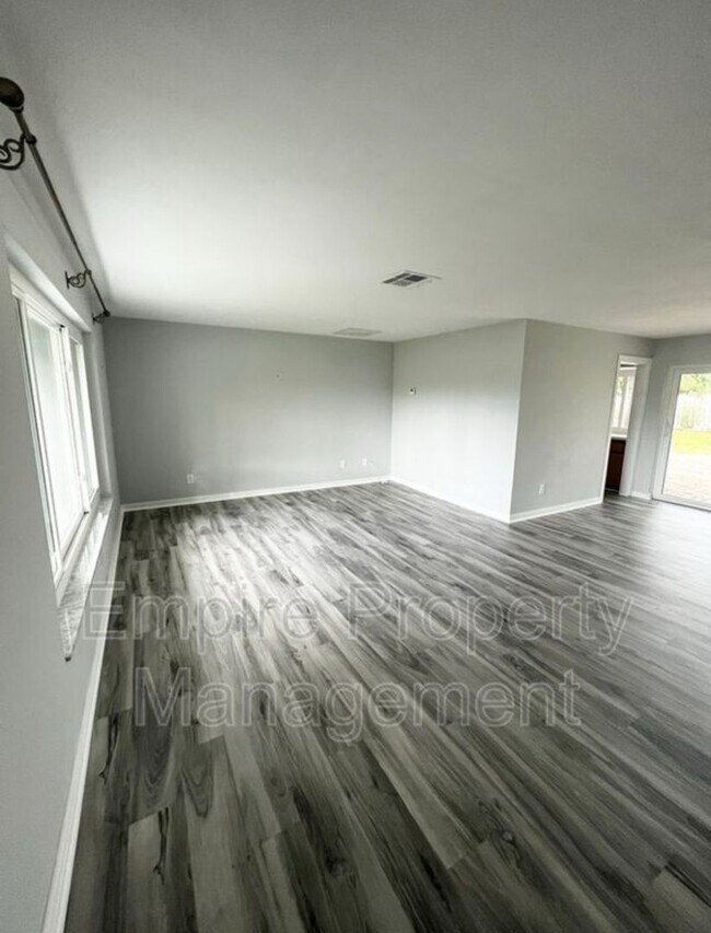 Building Photo - 2 Bedroom 1 Bathroom with fenced yard