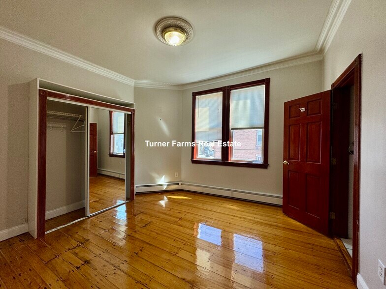 Building Photo - 19 Monmouth St