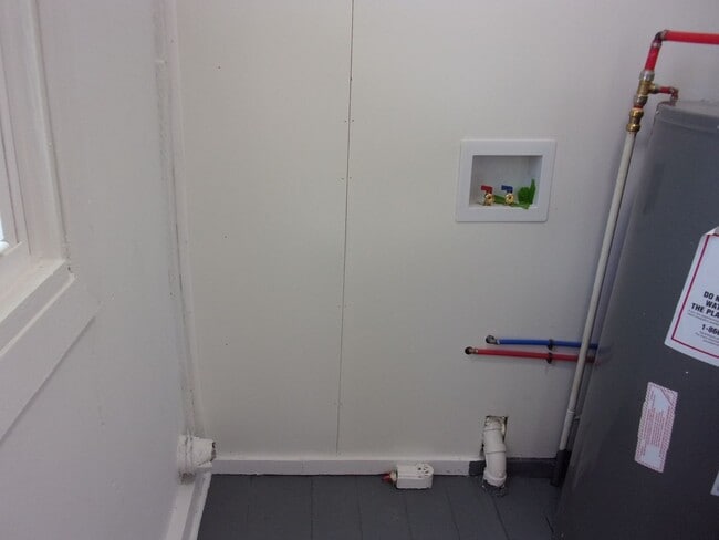 Building Photo - Fully Renovated Home close to I-77