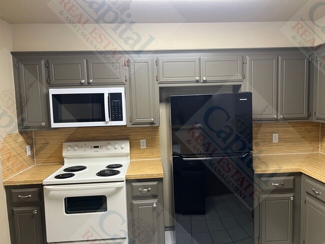 Building Photo - 2 Bedroom Duplex