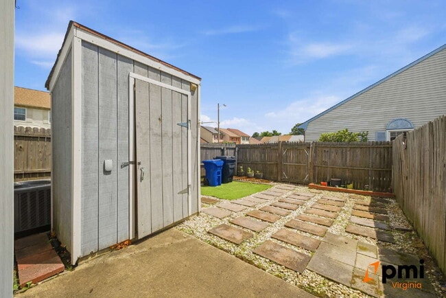 Building Photo - UPDATED 3 BEDROOM 2.5 BATH, FENCED YARD PETS ALLOWED