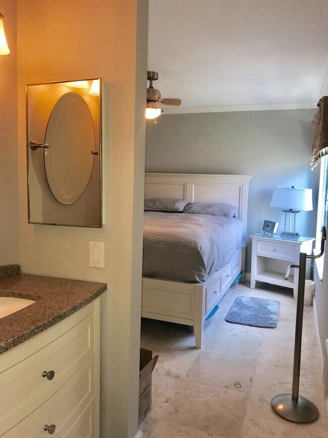 Building Photo - Beautiful View!! 2 Bed/2 Bath Condo, Hayward