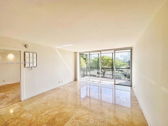 Building Photo - 3301 N Country Club Dr