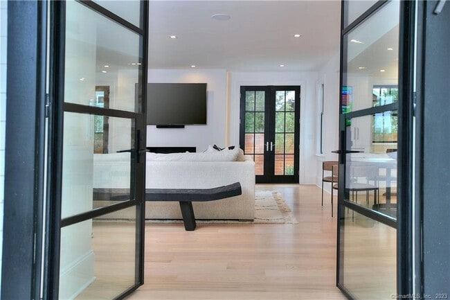 Building Photo - 18 Danbury Ave