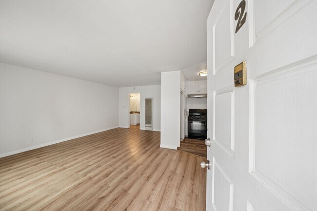 Building Photo - 2 bed 1 Bath Available Now