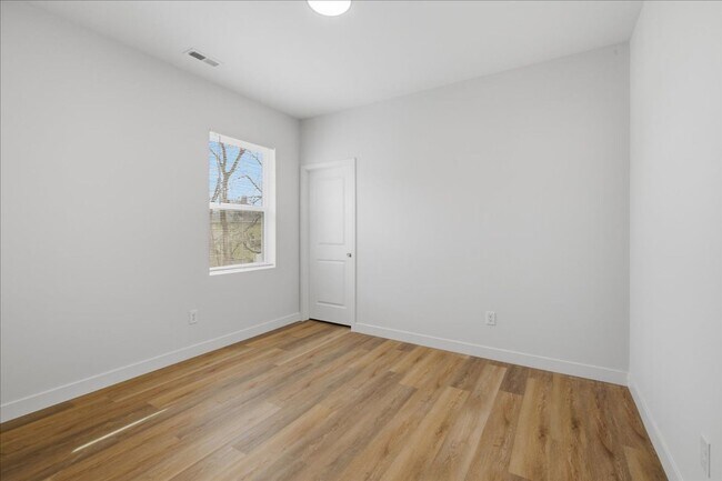 Building Photo - 44 E Parkview Ave