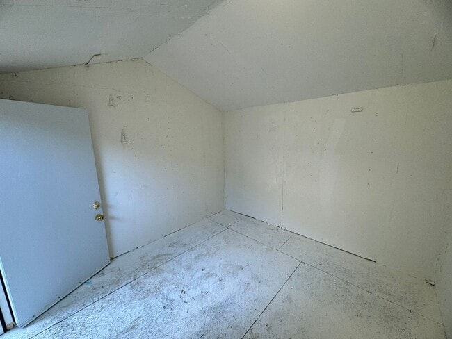 Building Photo - 1 Bedroom 1 Bath Home with a Large Outdoor...