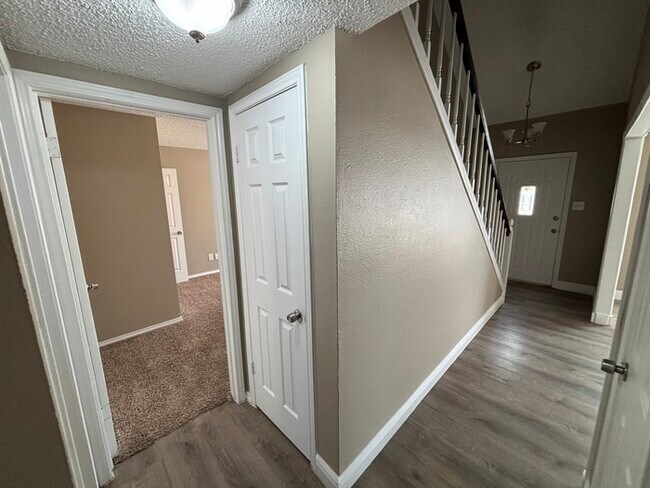 Building Photo - 3 bed 2 bath home