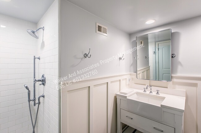 Building Photo - 1062 Foxenwood Dr