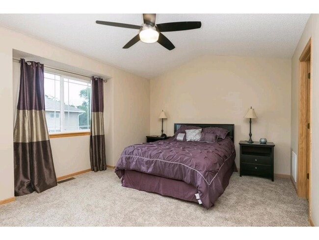 Building Photo - Spacious End-Unit Townhome in Savage — 3 B...