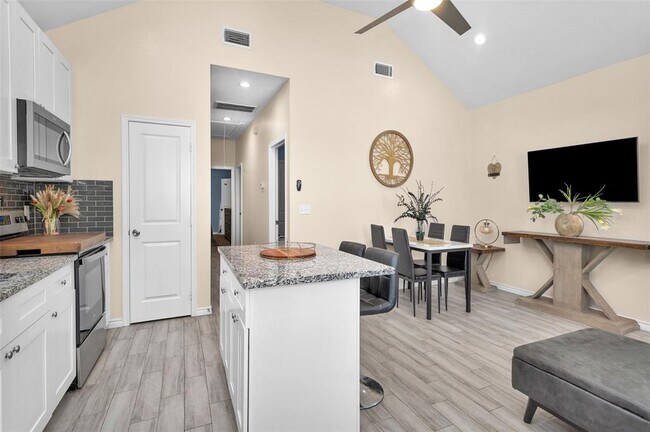 Building Photo - 286 Westchase St