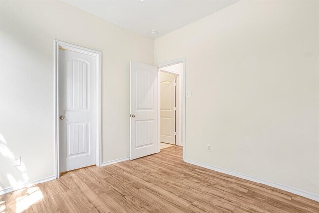 Building Photo - 128 Holstein St