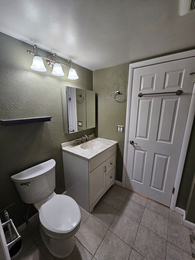 Building Photo - FOX HILL!!! Beautiful Two Bedroom Condo available now for immediate move in!!!