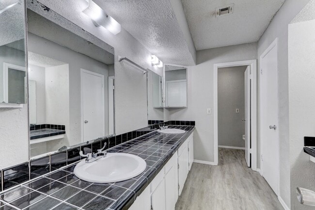 Building Photo - 3 bed 1.5 bath duplex in Midwest City
