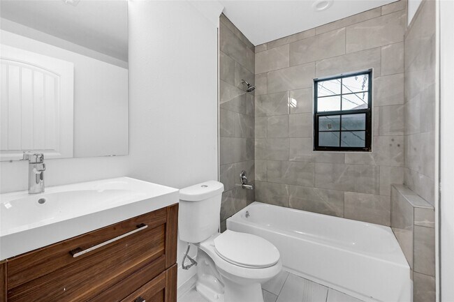 Building Photo - 1633 Fourcade St