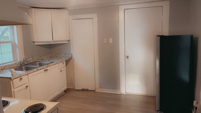 Building Photo - 1/2 off 1st Month's Rent   With Approved A...
