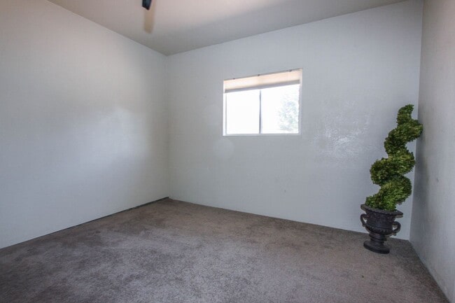 Building Photo - 3 Bedroom Home in Viewpoint East  Applicat...