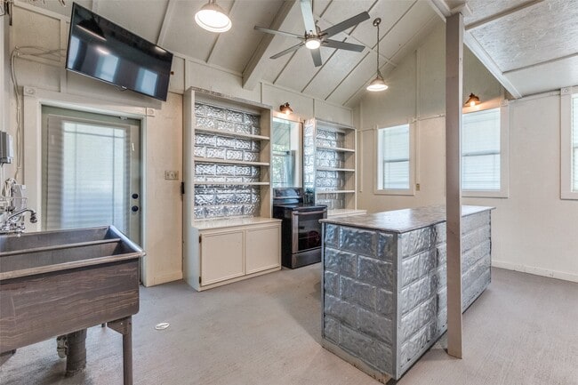 Building Photo - 1005 Center Cir