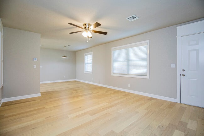 Building Photo - 716 E Sumac St