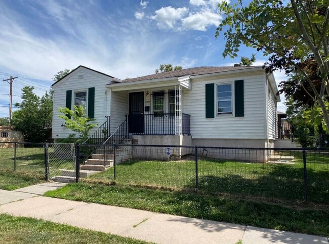 Primary Photo - Charming six bedroom home near River North...
