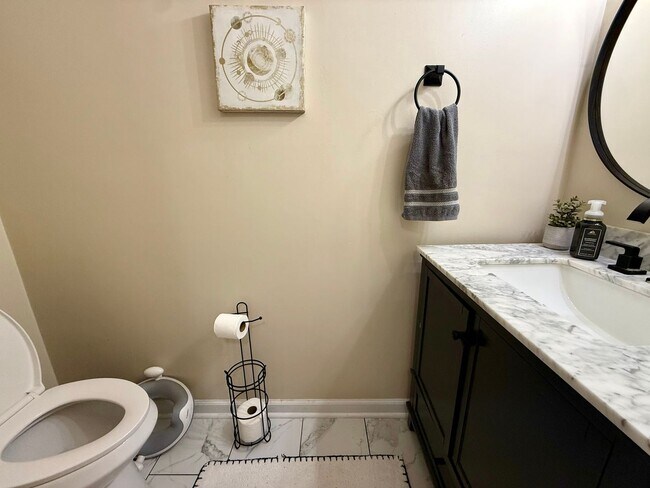 Building Photo - Beutifully updated 4 bed 2.5 bath home with large yard!