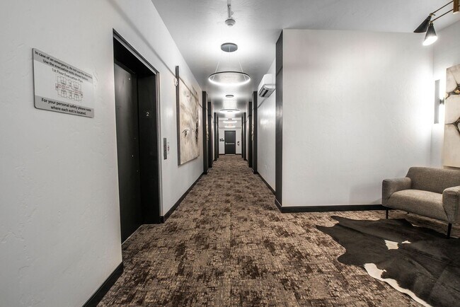 Building Photo - Modern Midtown Living | 2 Bed, 2 Bath Near...
