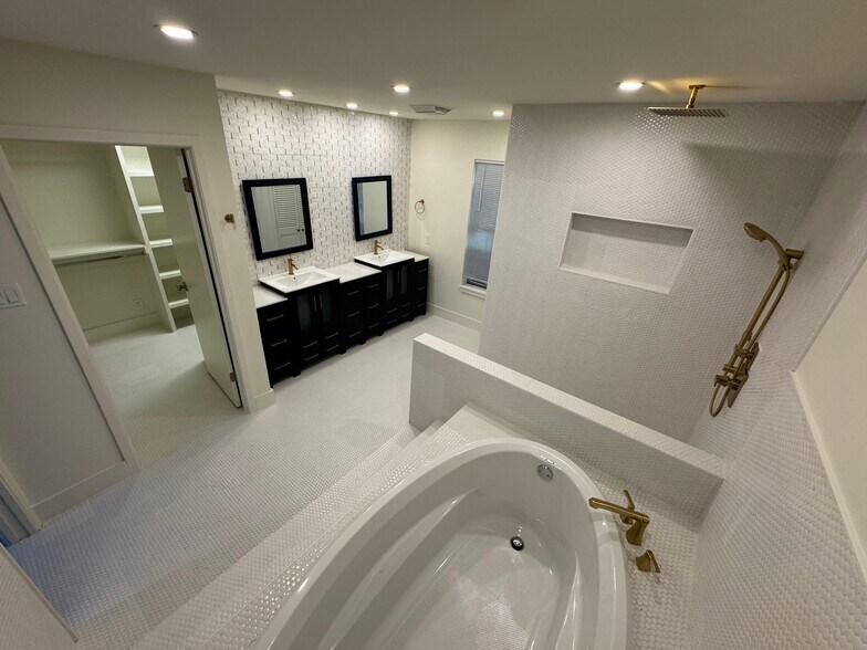 Building Photo - 13 Royale Cir