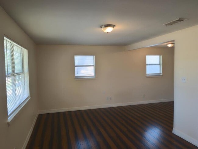 Building Photo - 6202 Hudson Bend Rd