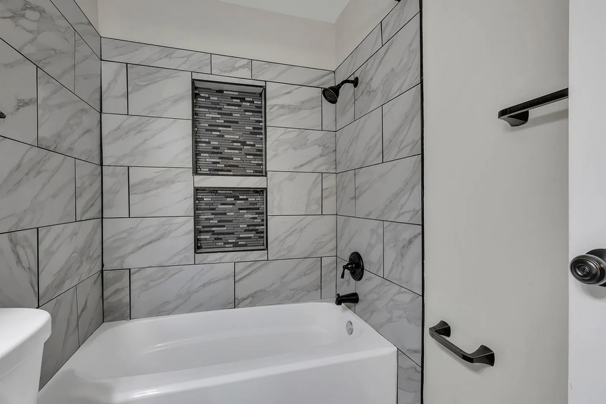 Building Photo - 354 N Roosevelt Ave