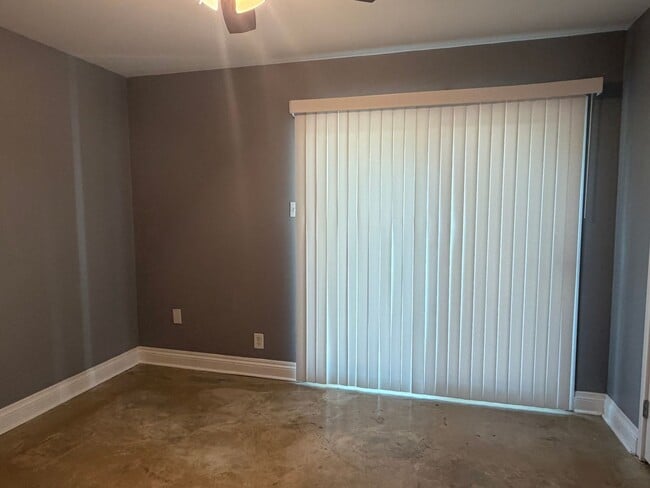 Building Photo - Fully Renovated 1-Bedroom Apartment in Alamo Heights ISD