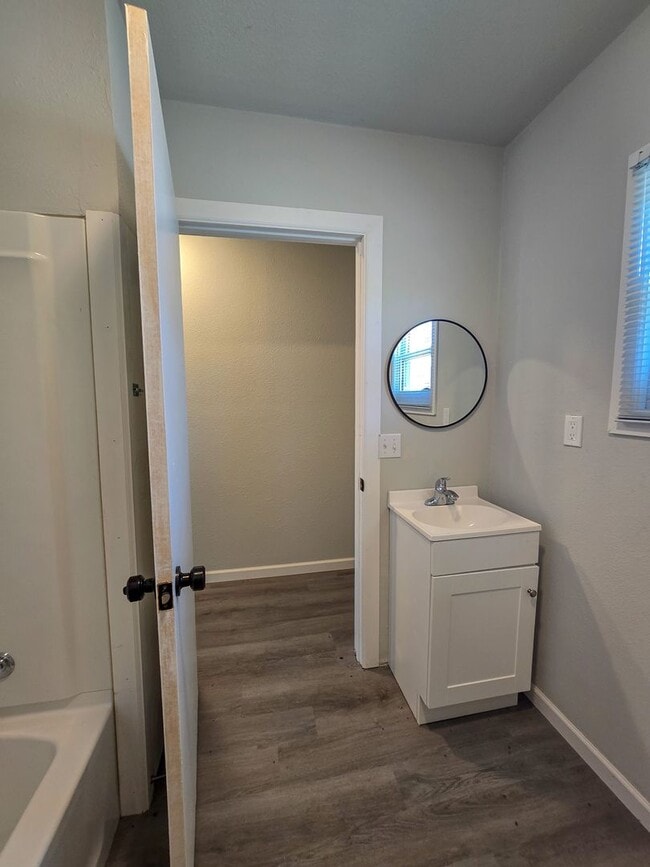 Building Photo - 3 Bedroom 1 Bath Home in Shawnee!