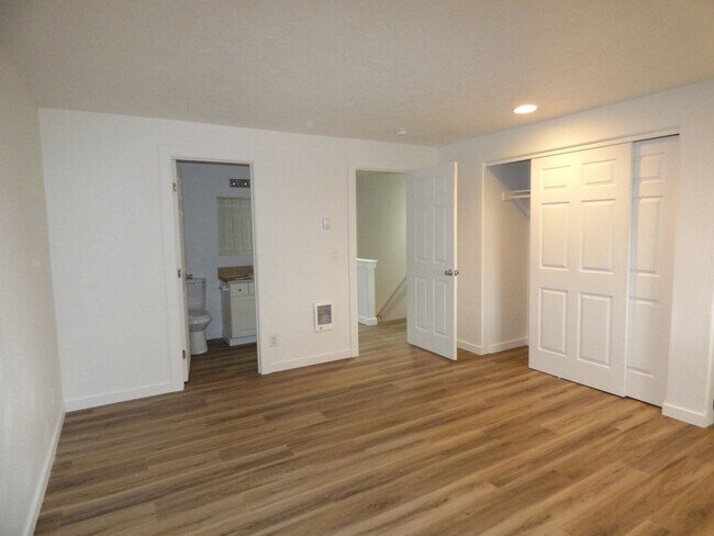 Building Photo - 3 bed 2 bath Duplex