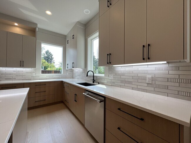 Building Photo - 17402 NW Lone Rock Dr