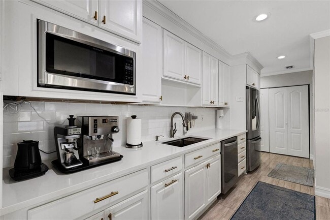 Building Photo - 2914 W Lake Ave