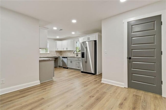 Building Photo - 1006 Maple Ave SW