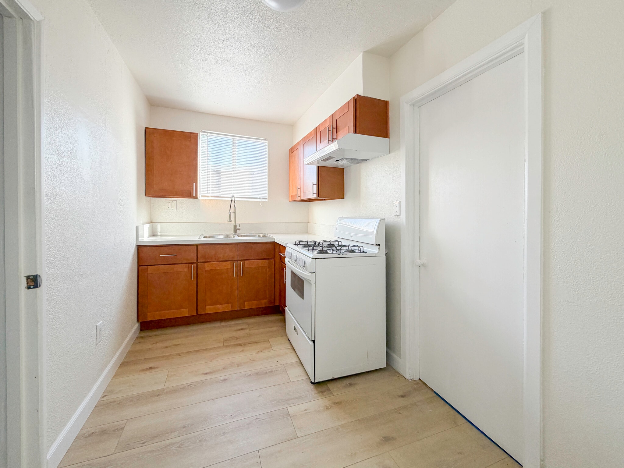 Kitchen - 1722 E Victoria Ave